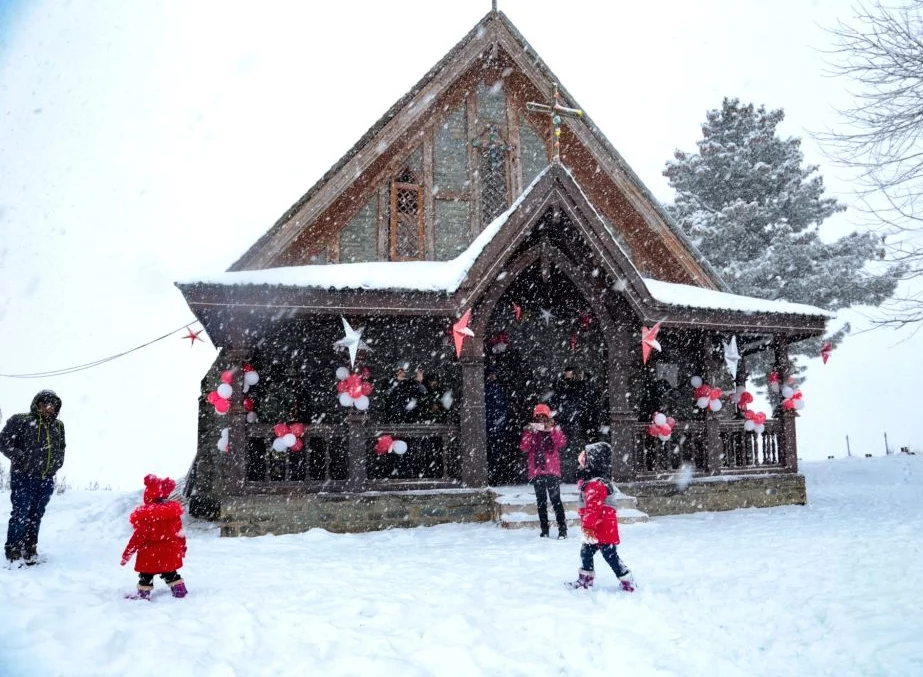 Gulmarg’s Snowy Christmas Attracts 10,000 Tourists